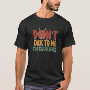 Praat niet tegen me. Ik tel grappige citaat. T-shirt