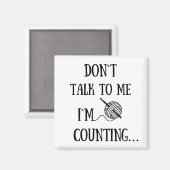 Praat niet tegen me. Ik tel grappige gehaakte. Magneet (Voorkant / Achterkant)