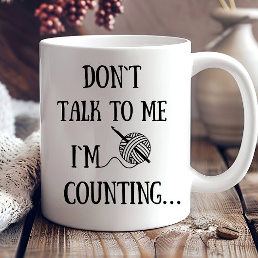 Praat niet tegen me. Ik tel grappige gehaakte. Mok