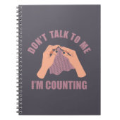 Praat niet tegen me. Ik tel grappige gehaakte. Notitieboek (Voorkant)