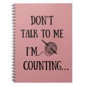 Praat niet tegen me. Ik tel grappige gehaakte. Notitieboek (Voorkant)