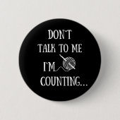 Praat niet tegen me. Ik tel grappige gehaakte. Ronde Button 5,7 Cm (Voorkant)