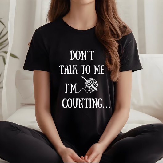 Praat niet tegen me. Ik tel grappige gehaakte. T-shirt