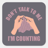 Praat niet tegen me. Ik tel grappige gehaakte. Vierkante Sticker (Voorkant)
