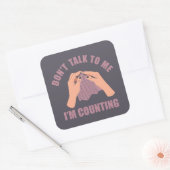 Praat niet tegen me. Ik tel grappige gehaakte. Vierkante Sticker (Envelop)