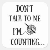 Praat niet tegen me. Ik tel grappige gehaakte. Vierkante Sticker (Voorkant)