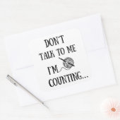 Praat niet tegen me. Ik tel grappige gehaakte. Vierkante Sticker (Envelop)