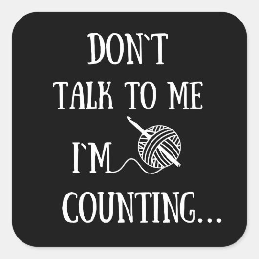 Praat niet tegen me. Ik tel grappige gehaakte. Vierkante Sticker (Voorkant)