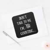 Praat niet tegen me. Ik tel grappige gehaakte. Vierkante Sticker (Envelop)