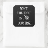 Praat niet tegen me. Ik tel grappige gehaakte. Vierkante Sticker (Tas)