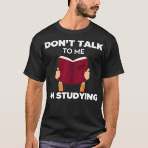 Praat niet tegen me in het bestuderen van grappig t-shirt