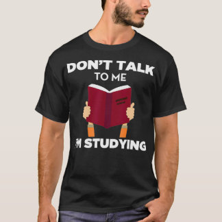 Praat niet tegen me in het bestuderen van grappig t-shirt