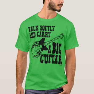 Praat zachtjes en draag een grote gitaar t-shirt