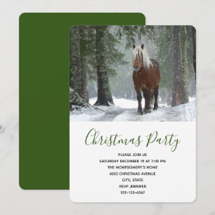 Prachtig bruin paard in een winterbos met Kerstmis Kaart