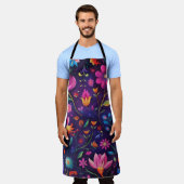 Prachtig donker bloemontwerp schort (Gedragen)