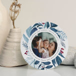 Prachtig | Foto van Round Hanukkah Feestdagenkaart<br><div class="desc">De Elegant Hanukkah-fotokaart in een unieke ronde vorm bevat een favoriete foto omringd door ijzige blauwe botanische bladeren en kleine rode bessen. Personaliseer u met een aangepaste Hanukkah-groet (getoond met "het wensen van u liefde,  licht en vrede"),  en uw namen krommelden rond de foto.</div>