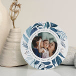 Prachtig | Foto van Round Hanukkah Feestdagenkaart<br><div class="desc">De Elegant Hanukkah-fotokaart in een unieke ronde vorm bevat een favoriete foto omringd door ijzige blauwe botanische bladeren en kleine witte bessen. Personaliseer u met een aangepaste Hanukkah-groet (getoond met "het wensen van u liefde,  licht en vrede"),  en uw namen krommelden rond de foto.</div>