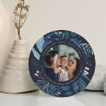 Prachtig | Foto van Round Hanukkah Feestdagenkaart<br><div class="desc">De Elegant Hanukkah-fotokaart in een unieke ronde vorm bevat een favoriete foto omringd door ijzige blauwe botanische bladeren en kleine witte bessen. Personaliseer u met een aangepaste Hanukkah-groet (getoond met "het wensen van u liefde,  licht en vrede"),  en uw namen krommelden rond de foto.</div>