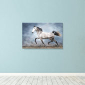 Prachtig grijs paard dramatisch hemels zandlandsch canvas afdruk (Insitu (Houten vloer))