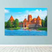 Prachtig middeleeuws kasteel aan Blue Lake Canvas Afdruk (Insitu (Houten vloer))