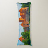 Prachtig middeleeuws kasteel aan Blue Lake Lichaamskussen (Voorkant Verticaal)