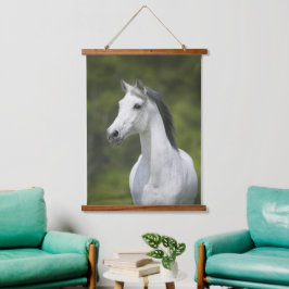 Prachtig portret van wit paard met groene achtergr hangend wandkleed