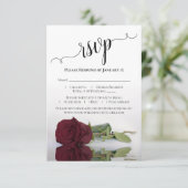 Prachtig reflecterend Bourgogne Roos Wedding RSVP Kaartje (Staand voorkant)