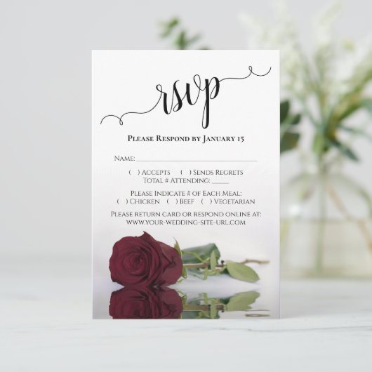 Prachtig reflecterend Bourgogne Roos Wedding RSVP Kaartje (Staand voorkant)