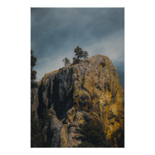 Prachtig rotslandschap onder Moody Sky Perfect Poster