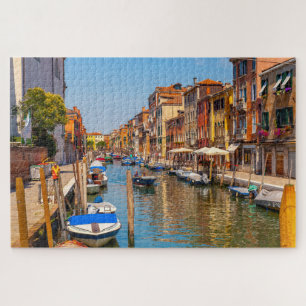 Prachtig schilderachtig uitzicht van een kanaal in legpuzzel