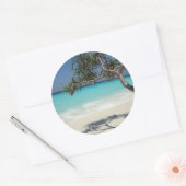 Prachtig tropisch strand in het zeeparadijs ronde sticker (Envelop)