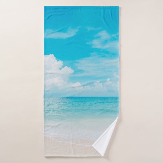 Prachtig tropisch strand met blauwe lucht en witte badhanddoek (Badhanddoek)
