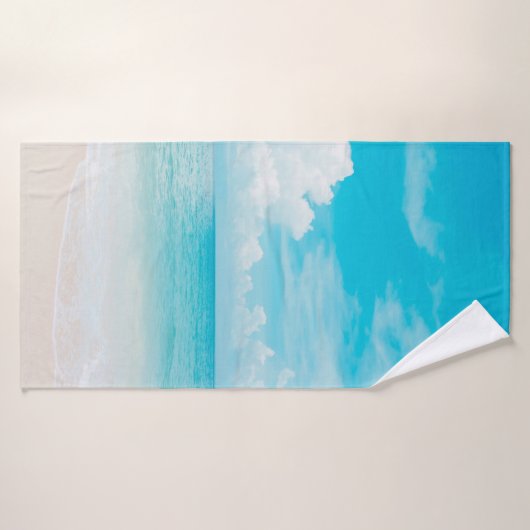 Prachtig tropisch strand met blauwe lucht en witte badhanddoek (Badhanddoek)