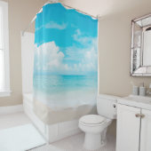 Prachtig tropisch strand met blauwe lucht en witte douchegordijn (In situ)