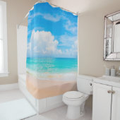 Prachtig tropisch strand met blauwe lucht en witte douchegordijn (In situ)