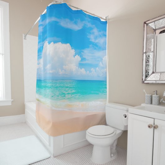 Prachtig tropisch strand met blauwe lucht en witte douchegordijn (In situ)