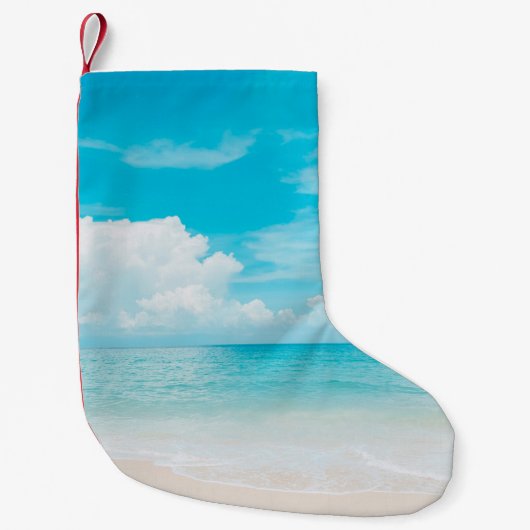 Prachtig tropisch strand met blauwe lucht en witte kleine kerstsok (Voorkant)
