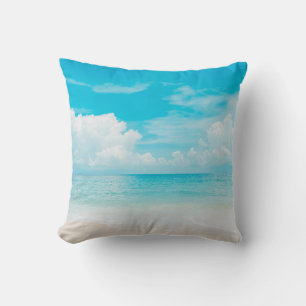Prachtig tropisch strand met blauwe lucht en witte kussen