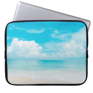 Prachtig tropisch strand met blauwe lucht en witte laptop sleeve