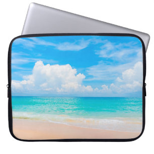 Prachtig tropisch strand met blauwe lucht en witte laptop sleeve
