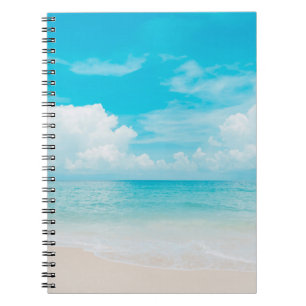 Prachtig tropisch strand met blauwe lucht en witte notitieboek