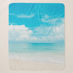 Prachtig tropisch strand met blauwe lucht en witte sherpa deken