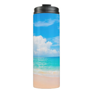 Prachtig tropisch strand met blauwe lucht en witte thermosbeker