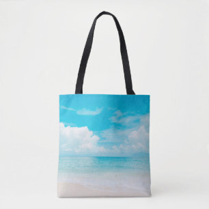 Prachtig tropisch strand met blauwe lucht en witte tote bag