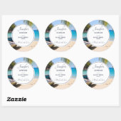 Prachtig tropisch strand met een roeibootkaars ronde sticker (Vel)