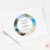 Prachtig tropisch strand met een roeibootkaars ronde sticker (Envelop)
