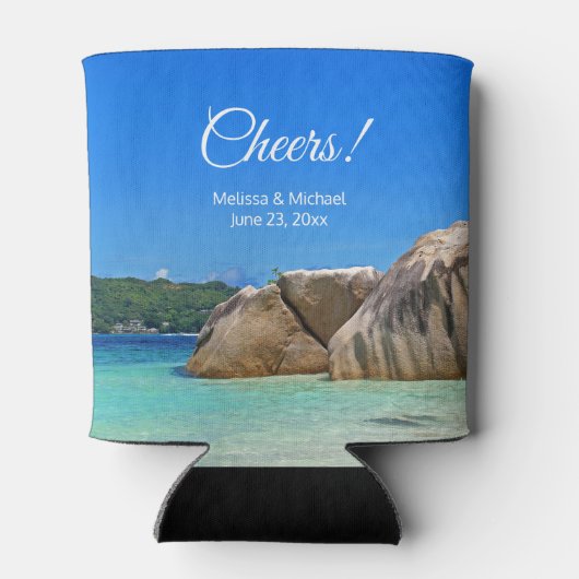 Prachtig Tropisch Zee met een Rocky Beach bruiloft Blikjeskoeler (Achterkant)