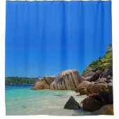 Prachtig Tropisch Zee met een Rocky Beach Douchegordijn (Voorkant)