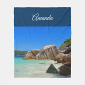 Prachtig Tropisch Zee met een Rocky Beach Fleece Deken (Voorkant)