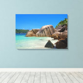 Prachtig tropisch Zee met rotskoverkusten Canvas Afdruk (Insitu (Houten vloer))